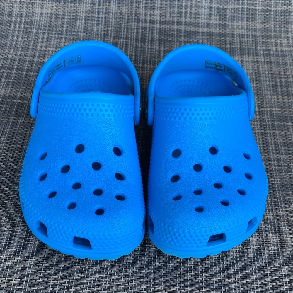 CROCS Classic Clogs Blue Slip on Sandals shoes Unisex Toddler size 7 - Picture 4 of 13